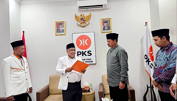 PKS Jatim Serahkan SK Dukungan Cakada Ngawi Dan  Kota Madiun