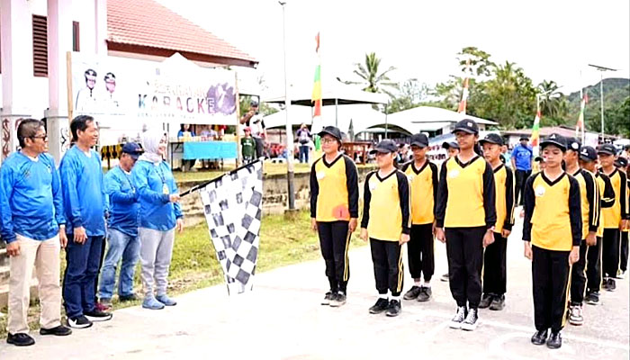 Bupati Nunukan Melepas Peserta Gerak Jalan Indah Tingkat Pelajar Dan Umum di Krayan