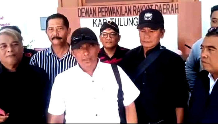 Kecewa Terhadap Kinerja DPRD Tulungagung, ALMASTA Serahkan Krupuk Plompong