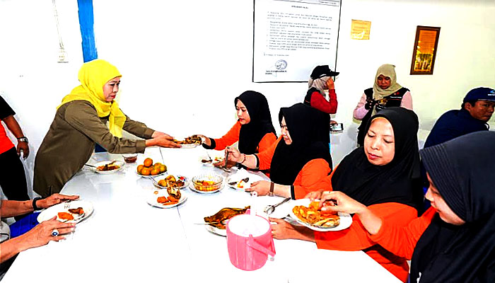 Makan Siang Bareng Cagub Khofifah, Ribuan Buruh Kedawung Kompak Dukung Dua Periode