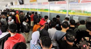 Antrian di Loket Tiket Stasiun Pasar Senen/NUSANTARANEWS