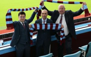 Manajer Aston Villa Roberto Di Matteo (tengah), pemilik klub Dr Tony Xia (kiri) dan chief executive Keith Wyness (kanan)/REX FEATURES