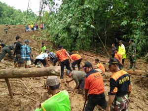 Evakuasi korban tanah longsor di Dusun Caok Desa Karangrejo Kec Loano Kab. Purworejo. Ada 5 korban tertimbun/Foto: Istimewa