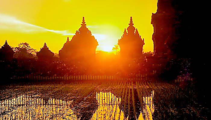 Menikmati senja di Candi Plaosan di bulan suci Ramadhan.