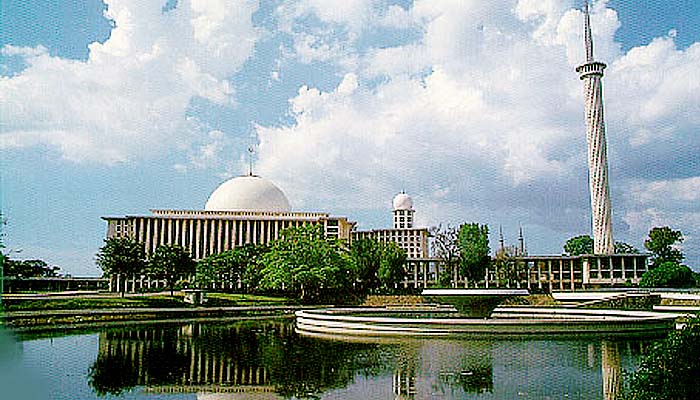 Menikmati indahnya berpuasa dengan berwisata religi di Jakarta. Masjid Istiqlal adalah masjid negara Republik Indonesia yang terletak di pusat ibukota Jakarta. Masjid Istiqlal merupakan masjid terbesar di Asia Tenggara/Foto via belajar.kemdikbud.go.id