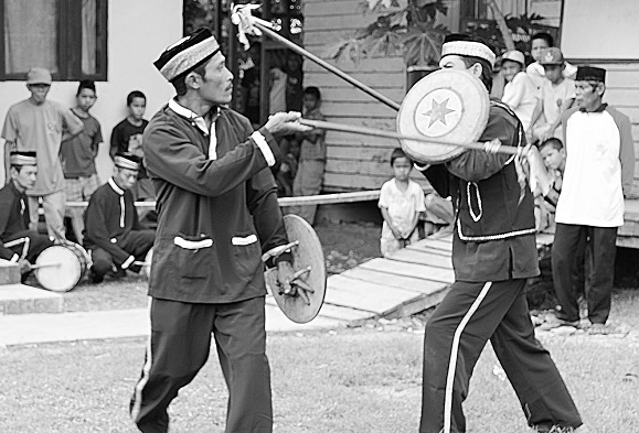 Silat Otar-otar (tari otar-otar)/Ilustrasi nusantaranews via arsip perpustakaan