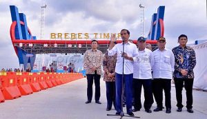 Presiden Joko Widodo meninjau gerbang tol Brebes Timur, Brebes, Jawa Tengah.