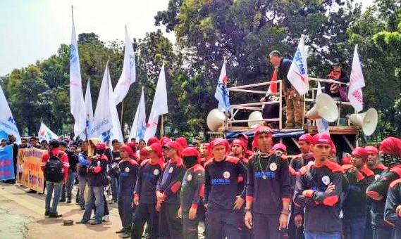 KSPI Unjuk Rasa di depan Gedung MK minta UU Tax Amnesty dicabut / Foto Nusantaranews