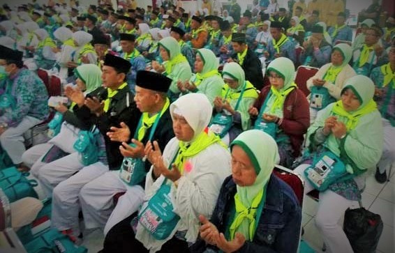 Doa bersama 660 calon haji (calhaj) asal Boyolali usai pemotretan syarat pembuatan paspor di kantor Imigrasi, Mei 2016/Foto Nusantaranews via dok. hajikita