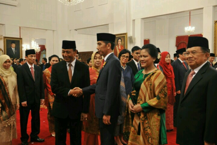 Presiden Jokowi memberikan ucapan selamat kepada Wiranto yang baru dilantiknya sebagai Menko Polhukam, di Istana Negara, Jakarta, Rabu (27/7)/Foto: Humas/Jay