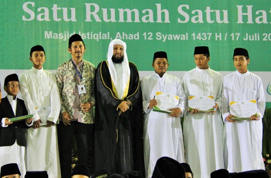 Syeikh Hasan Abdul Imam Masjidil Haram Hamid Bukhari bergamis hitam saat hadiri muktamar III Wahdah Islamiyah/Foto via panjimas