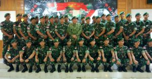 Foto bersama: Pangkostrad dengan para perwira satgas usai acara pengarahan di Papua/Foto via kostrad.mil.id