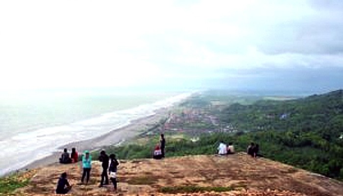 Cara seru nikmati Pantai Parangtritis dari Bukit Gupit.