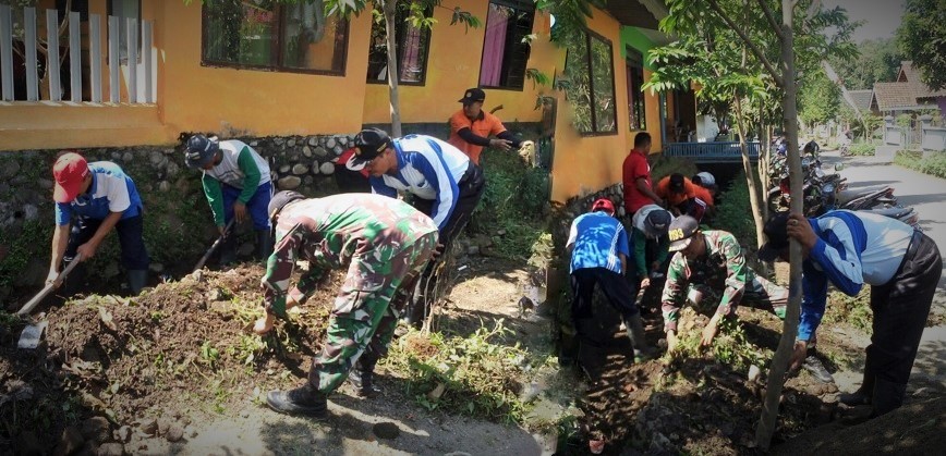 Babinsa Ds Suci Kec Panti Ajak Masyarakat Kerja Bakti Menyambut Tim Penilai Lomba PKK Tingkat Nasional/Foto nusantaranews