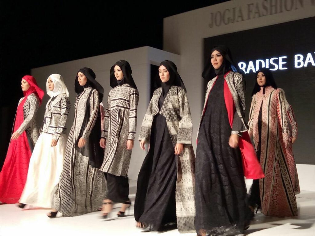 Atraksi model dalam acara Jogja Fashion Week 2016/Foto Nusantaranews/Yus