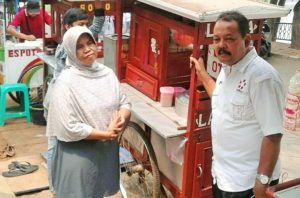 Ketua Umum DPP APKLI  Ali Mahsun dengan salah satu pedagang Soto/Foto nusantaranews via swarasenayan