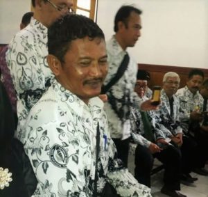 Samhudi, guru SMP Raden Rachmat di Dusun Serbo, Desa Bogempinggir, Kecamatan Balongbeno, Sidoarjo/Foto via mobile.passionmagz.com