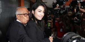 Advokat senior, OC Kaligis bersama anaknya, Velove Vexia/Foto via TRIBUNNEWS/HERUDIN