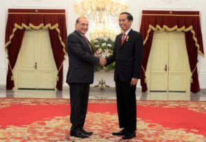 Presiden Jokowi menerima Pimpinan Khazanah Berhad Tan Sri Dato’ Azman, Selasa (2/8), di Istana Merdeka, Jakarta/Foto: Humas Setkab/Oji