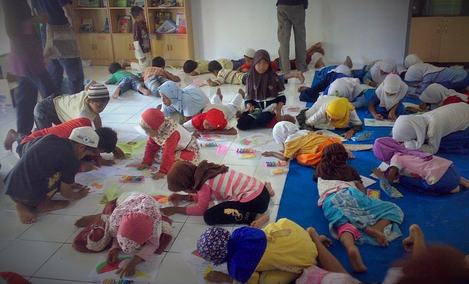 Anak-anak Rumah Baca menggambar bersama (Kelompok Perempuan)/Foto nusantaranews/Dok. R.B. Bintang Alkhlas