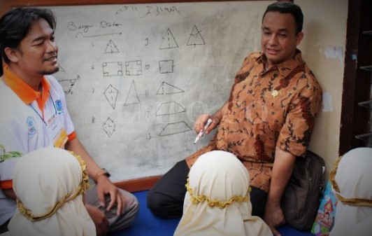 Anies Baswedan bersama siswa di Kampung Matematika/Foto istimewa