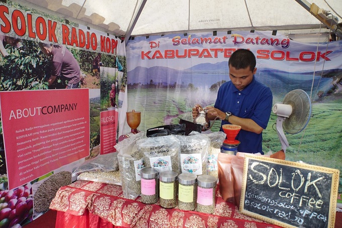 Baristia Enggar sedang menyeduh Kopi Arabika pilihan dari tanah Solok/Foto dok. kemendes pdtt