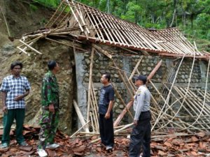 TNI, Polisi dan masyarakat kerjabakti membersihkan puing rumah warga Desa Jrakah yang terkena longsoran tanah/Foto Muh Nurcholis