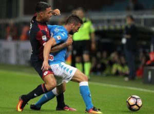 Pemain Napoli Berjibaku dengan pemain Genoa/Foto istimewa