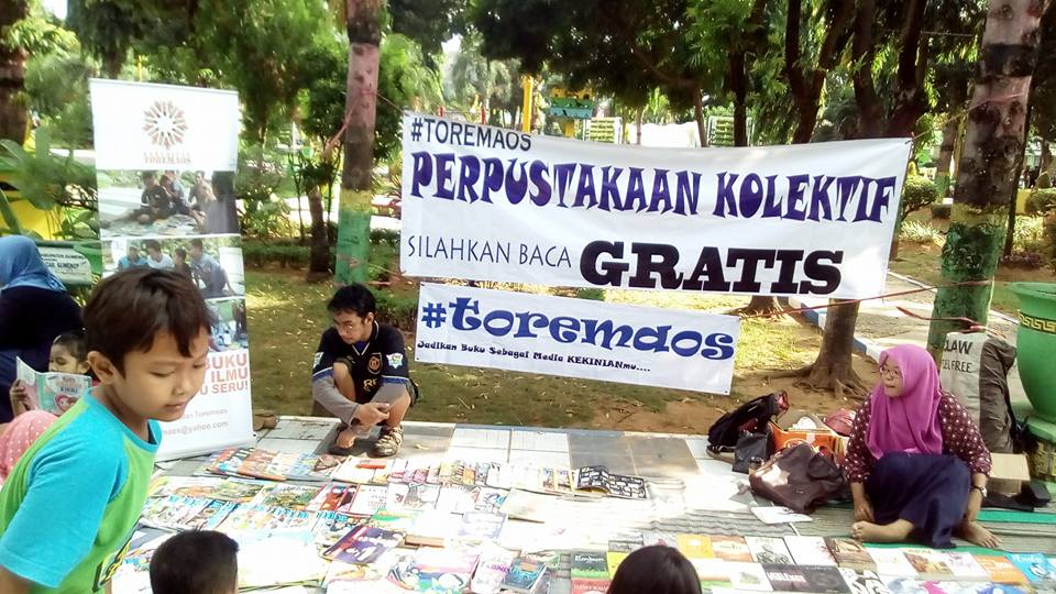 Perpustakaan Kolektif Kokmunitas Toremaos di Taman Adipura Sumenep, 4-9-2016/Foto Untung Wahyudi