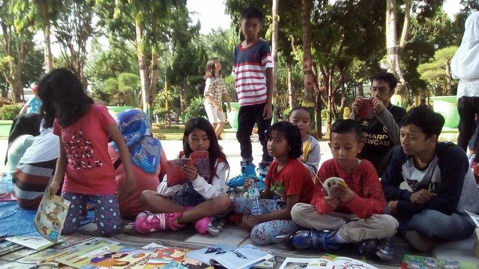 Perpustakaan Kolektif #Toremaos di Taman Adipura Sumenep, Mingggu (4/9/2016)/Foto Untung Wahyudi