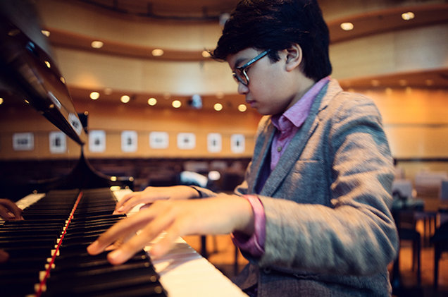 Pianis Cilik Indonesia Joey Alexander saat beraksi memainkan piano/Foto via voa