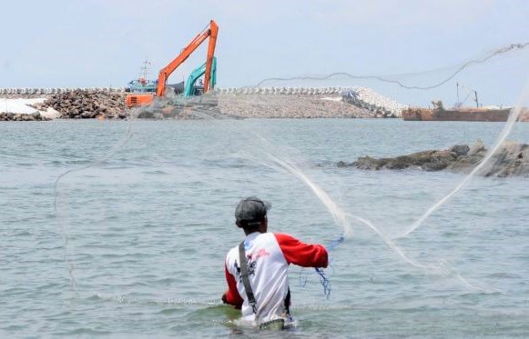 Seorang Nelayan di sekitar Penimbunan Material Padat Pantai Teluk Jakarta/Foto via liputan6