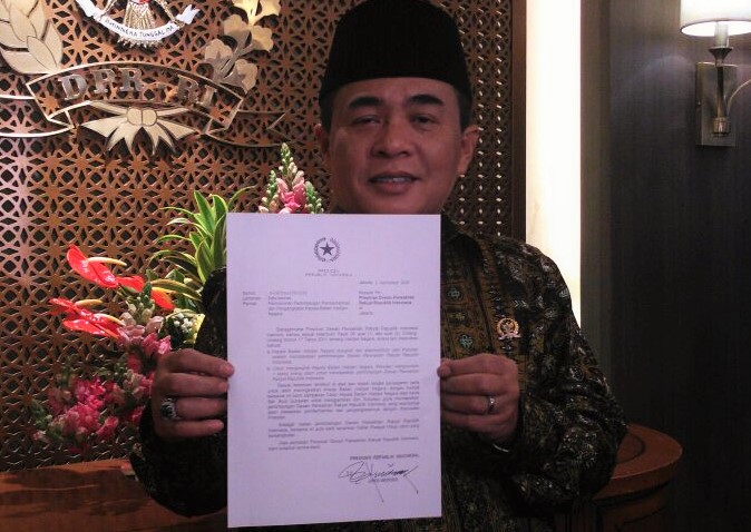 Ketua DPR RI, Ade Komarudin menunjukkan surat dari Presiden Jokowi terkait pergantian KaBIN/Nusantaranews Photo/Deni Muhtarudin