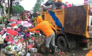 Tampak petugas sedang mengangkut sampak ke dalam truk/Foto istimewa