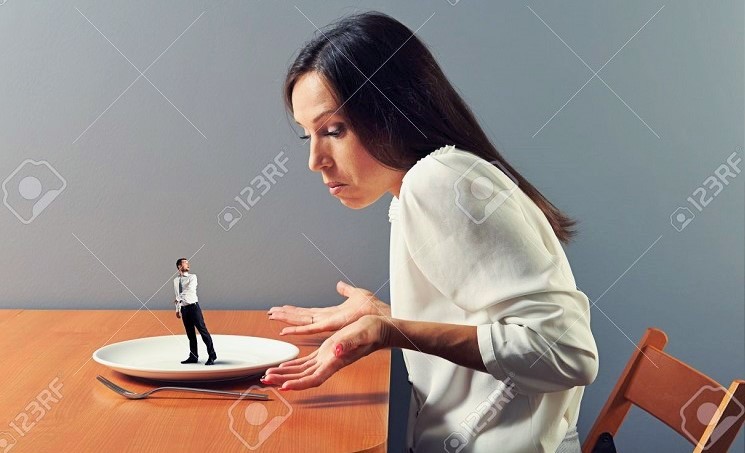 small man go away from plat, big woman looking at him/Foto: Stock