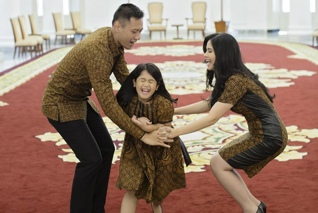 Annisa Pohan dan Agus Harimurti Tampak Sedang Bergurau Dengan Putri Semata Wayangnya. Foto via klimg