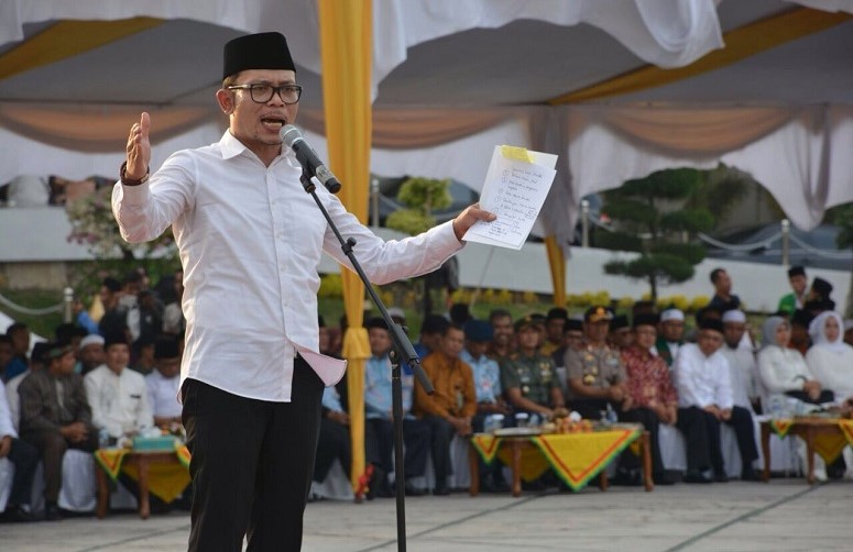 Menaker M. Hanif Dhakiri saat berpidato di acara Apel Akbar Hari Santri Nasional di Riau, Kamis (6/10)/Foto: Dok. Kemnaker