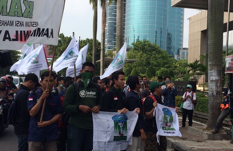 Kesatua Aksi Mahasiwa Muslim Indonesia (KAHMMI) menggelar unjuk rasa di depan Gedung KPK/Foto Fadilah /Nusantaranews