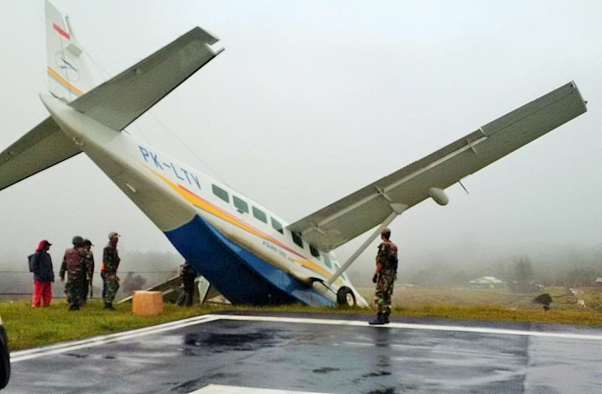 Pesawat Asia One Terjungkal di Bandara Ilaga Papua/Foto : IST