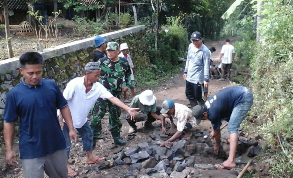 Babinsa Kramat Sukoharjo, Kecamatan Tanggul, Kabupaten Jember gandeng warga setempat melakukan karya bakti/Foto Sis