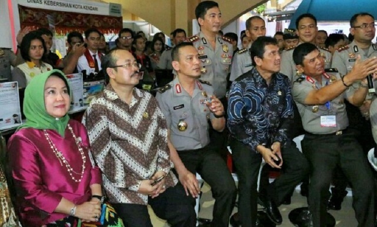 Kapolres Jember AKBP Sabilul Alif dan Menteri PANRB Asman Abnur di acara Forum Replikasi Inovasi Pelayanan Publik di Bale Asri Pusdai, Bandung, Rabu (26/10)/Foto: Dok. KempanRB