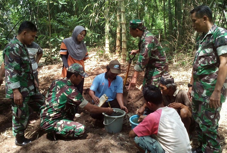 Babinsa Ramil 0824/14 Bersama PPL dan Pok Tani Membuat Pupuk Organik/Foto Sis24/Nusantaranews