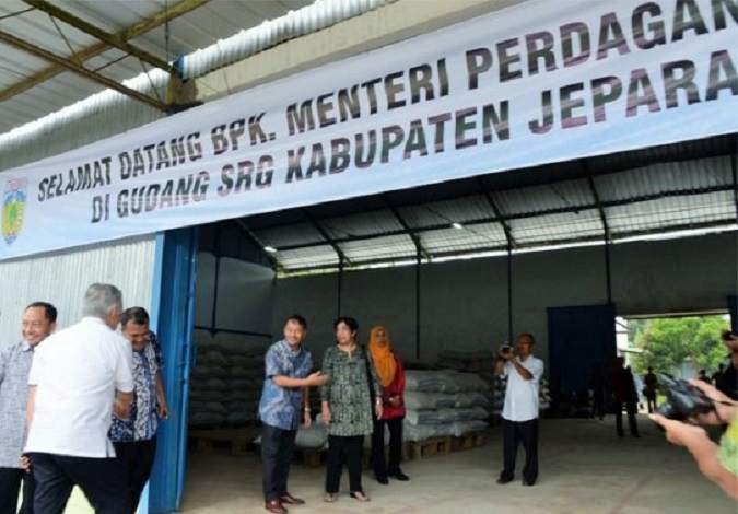 Menteri Perdagangan Enggartiasto Lukita bersama Jajaran Kementerian Perdagangan melakukan peninjauan Gudang Sistem Resi Gudang (SRG) di Desa Rengging Kecamatan Pecangaan Kabupaten Jepara, Minggu (23/10)/Foto: Dok. Kemendag