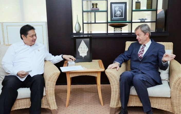 Airlangga Hartarto usai melakukan pertemuan dengan Duta Besar Jerman untuk Indonesia, MichaelFreiherr von Ungern-Sternberg. di Jakarta, Rabu (5/10)/Foto: Dok. Kemenperin