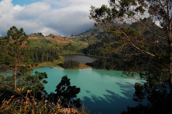 Pesonan Telaga Warna Kabupaten Wonosobo. Foto via @BikinLaparMata