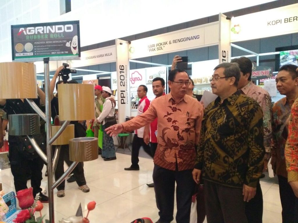 Sekjen Kemenperin, Syarif Hidayat, saat mengunjungi salah stand PPI di Grand City Surabaya, foto @yuninukti