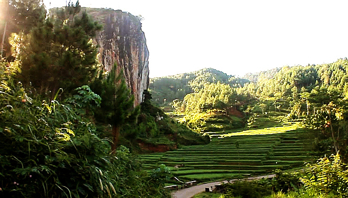 Watu Semaur cocok untuk menikmati mountainering dan climbing.