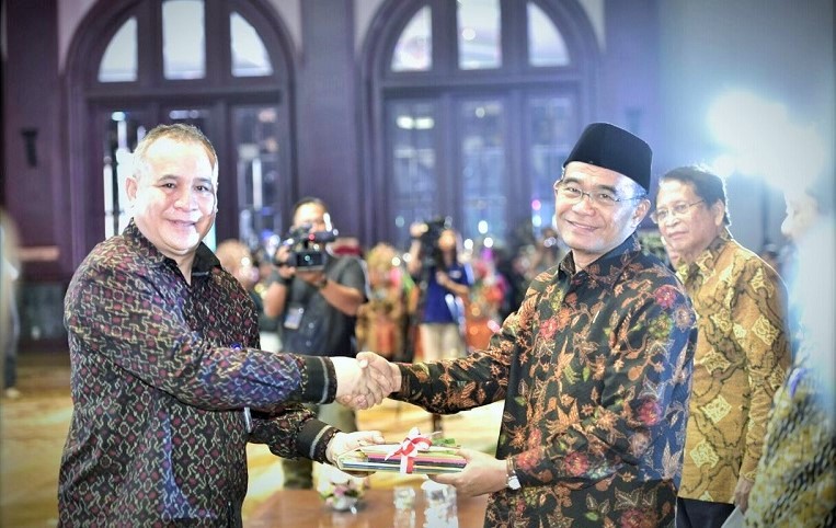 Mendikbud saat menyerahkan Penghargaan Bahasa dan Sastra Indonesia tahun 2016/Foto: Dok. Humas Kemendikbud