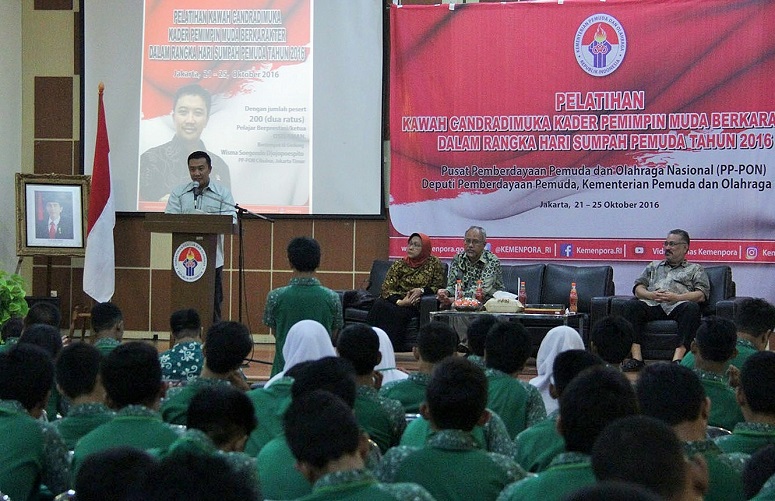 Imam Nahrawi memberi Arahan di Pelatihan Kawah Candradimuka Kader Pemimpin Muda Berkarakter, Cibubur, Jumat (21/10) malam/Foto: Dok. Humas Kemenpora