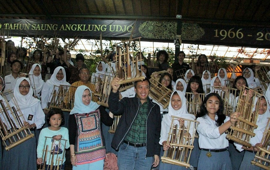 Menpora Imam Nahrawi didampingi istrinya Shobibah Rohmah menghadiri Roadshow, Talkshow, dan Gelar Musik Angklung Bank Musik di Saung Angklung Udjo, Padasuka-Bandung, Minggu (23/10)/Foto: Dok. Humas Kemenpora